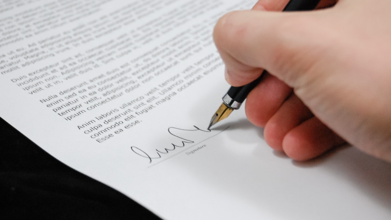 sign-pen-business-document-48148 (2)